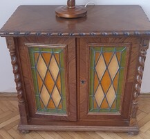 Ólomüveges betétekkel és csavart oszlopokkal díszített koloniál komód.