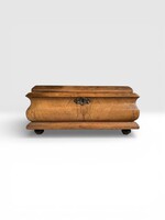 Antik intarziás furnérozott fadoboz  intarziás díszes fém zárcímkével, ékszertartó doboz