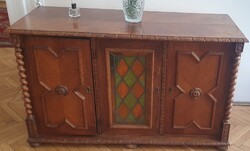 Ólomüveges betéttel és csavart oszlopokkal díszített koloniál komód.