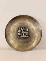 Jelzett Tevan Margit dísztál – Archaikus jelenettel -19,5 cm.