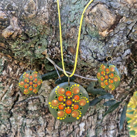 Ékszerszett pontfestéssel - nyaklánc + fülbevaló (nagy, zöld-narancs mandala)