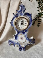 Kék fehér neorokokó stílusú arany kontúros Sitzendorf porcelán működő barokkos asztali / kandallóóra