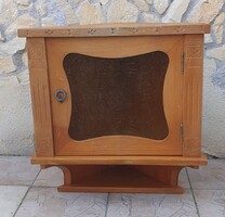 Faragott fa fali sarok szekrény vitrin polc