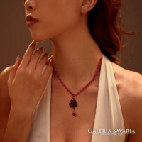 CINÓBER ÁSVÁNY( SÁRKÁNYVÉR ) GYÖNGYBŐL FŰZÖTT KÉZZEL FARAGOTT RÓZSA MEDÁLOS NAGYON SZÉP NYAKLÁNC.