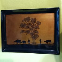 "Vizibivalyok ". Régi,Keleti motívumos, sziluett stílusú lakkozott fatálca .