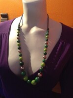 Modern, szépséges világos és sötét zöld és ezüst gyöngyös nyakék (d)