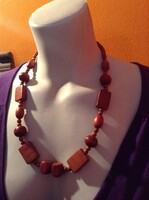 Csinos és mutatós!   Fa  gyöngyökből készült - szépséges gyöngysor (d)