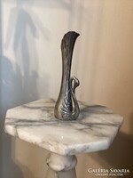 Ezüstözött , fém hattyú váza .