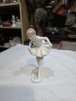 Hollóházi porcelán figura