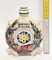 Városlődi "Siófoki emlék" jelzett, színes virágmintás, fehér mázas keménycserép kulacs (3760)
