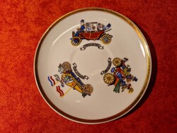 1 db Zsolnay porcelán kistányér, (10,5 cm) veterán autók mintájával van díszítve.