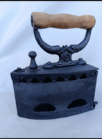 Faszenes öntöttvas vasaló ,delfines fogantyúval és S gyári jelzéssel  XX.sz eleje
