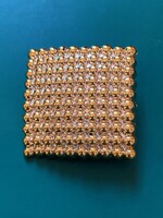 3x3 cm -es,arany színű bizsu bross/ kitűző. Nagyon szépen csillog.