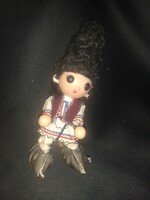 Vintage népviseletbe öltözött balkáni baba