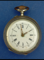 Antik ezüst ,10 köves ,cilinderjáratos, oldaldrukkeres ,női kosztümóra 19 sz vége