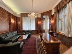 Robusztus íróasztalt kínálok eladásra. Tömör diófa, intarziás asztal. Reprezentatív  darab.