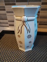 Witeg Köporc neobarokk masnis váza – 25 cm ​Leírás: Eladó egy impozáns megjelenésű, 25cm magas fehé