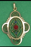 Viktoriánus vastagon aranyozott ,köves áttört medál 19 sz vége