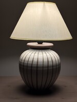 Egyedi vázából készült asztali lámpa