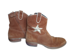 Karakteres, 36-os, csillagos hasított bőr cowboy csizmához hasonló boka csizma.