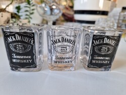 Jack Daniel's hibátlan felespoharak, amelyek a márka ikonikus "Old No. 7" címkéjével vannak díszítve