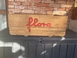 Flora régi fa láda