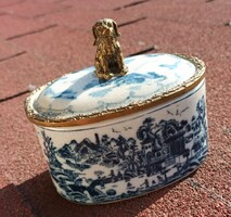 Bronz szerelékes és bronz figurális kutya fogós porcelán doboz