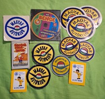 Magyar Autóklub reklám ajándék tárgyak, közlekedési ism. CD, játék kártya, textil felvarrók, matrica