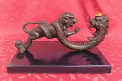 Borostyán kígyó küzdelme az oroszlánnal. Bronzszobor. XIX-ik sz. vége.