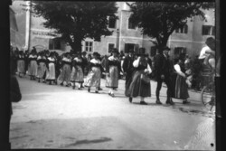 Népviseletes felvonulás egy faluban, alpesi viselet 1930-as évek fotónegatív 6x8 cm /2510053/