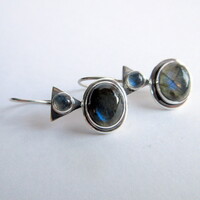 Modern ezüst fülbevaló labradorit kővel díszítve