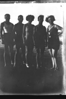 Fürdőzők a tengerparton – vintage fürdőruhák –  1930-as évek fotónegatív 6x8 cm /2510053/