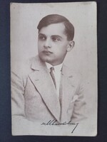 Elegáns fiatal férfi portréja – stúdiófotó – Fotó Basa, Uzhorod /Ungvár/  (Rákóczi u. 7.)