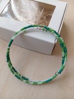Zöld gyöngy karkötő memóriahuzalon - JG Lumi & Co egyedi darab