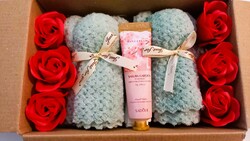 Maci Mackó Kéztörlő - Kis Törölköző 2 DB + Cseresznyevirág Kézkrém + Szappanrózsa 6 DB Ajándékcsomag