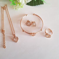 4 részes, strasszköves, szív díszes ékszerszett: nyaklánc, fülbevaló, gyűrű, karperec