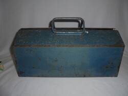 Régi fém szerszámos láda