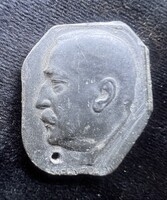 Domború fej fémben. Valószínű nyomdai kellék. Könyvborítóra nyomhatták. Műszaki régiség.