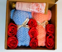 Maci Mackó Kéztörlő - Kis Törölköző 2 DB + Cseresznyevirág Kézkrém + Szappanrózsa 7 DB Ajándékcsomag