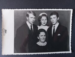 Családi portré két fiatal férfival és nőkkel – stúdiófotó – 1966 - Ó-becse, Szerbia