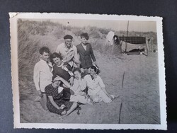 Baráti társaság homokdűnék között – strandolás, kirándulás – vintage fotó – kb. 1940