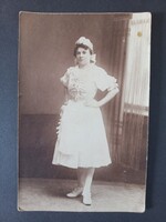 Régi fotó - Fiatal nő népviseletben – stúdióportré – kb. 1920–1930