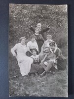 Baráti társaság a kertben – katonával – csoportkép – kb. 1920