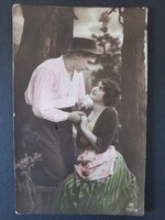 Kézzel színezett romantikus jelenet – szerelmes pár az erdőben – vintage fotó kb. 1910