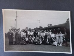 Kiránduló társaság vasútállomáson vonat mellett – csoportkép 1950-es évek eleje