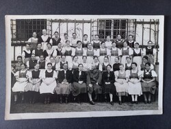 Női csoportkép népviseletben – nagy csoportportré – 1940–1941