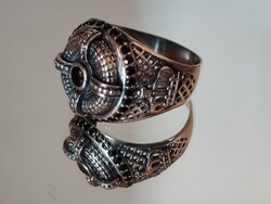 Férfi pecsétgyűrű bonyolult mintával. 830-as ezüst . 32 köves - ónix vagy cirkónia. Gyűrűméret - 64