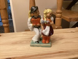 Népi kerámia kislány és fiú páros .