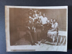 Többgenerációs családi portré udvaron – nagyszülőkkel és gyermekkel – vintage fotó – kb. 1930