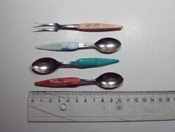 Retro vegyes gyártmányú műanyag nyelű 3 db kávéskanál, 1 db koktél villa